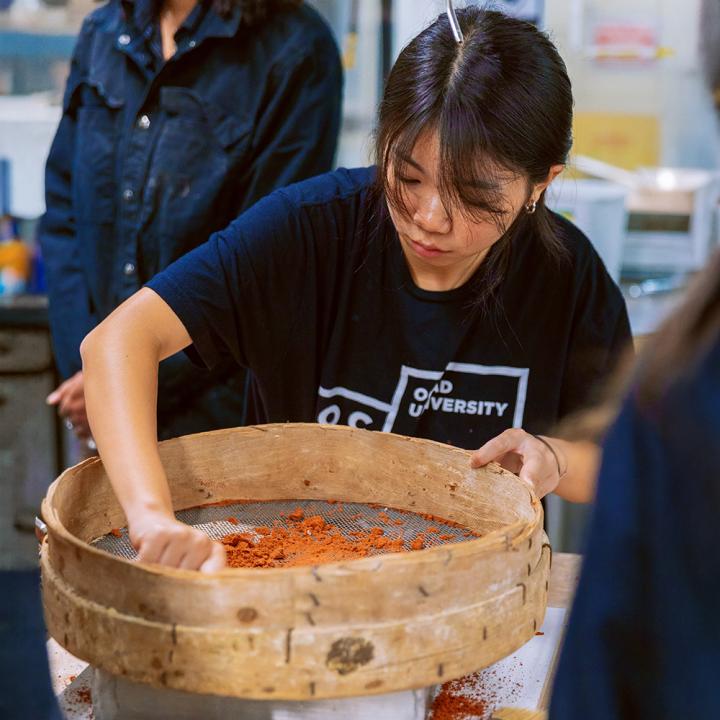 Student sifting power in a large wooded sieve 